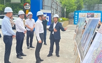 大渡口区常务副区长谢小刚调研全民娱乐中心项目，共破建设难题促发展